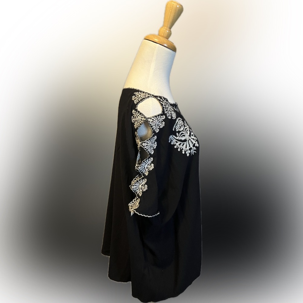 Umgee Embroidered Black Loose Fitting Top size M - Picture 2 of 12
